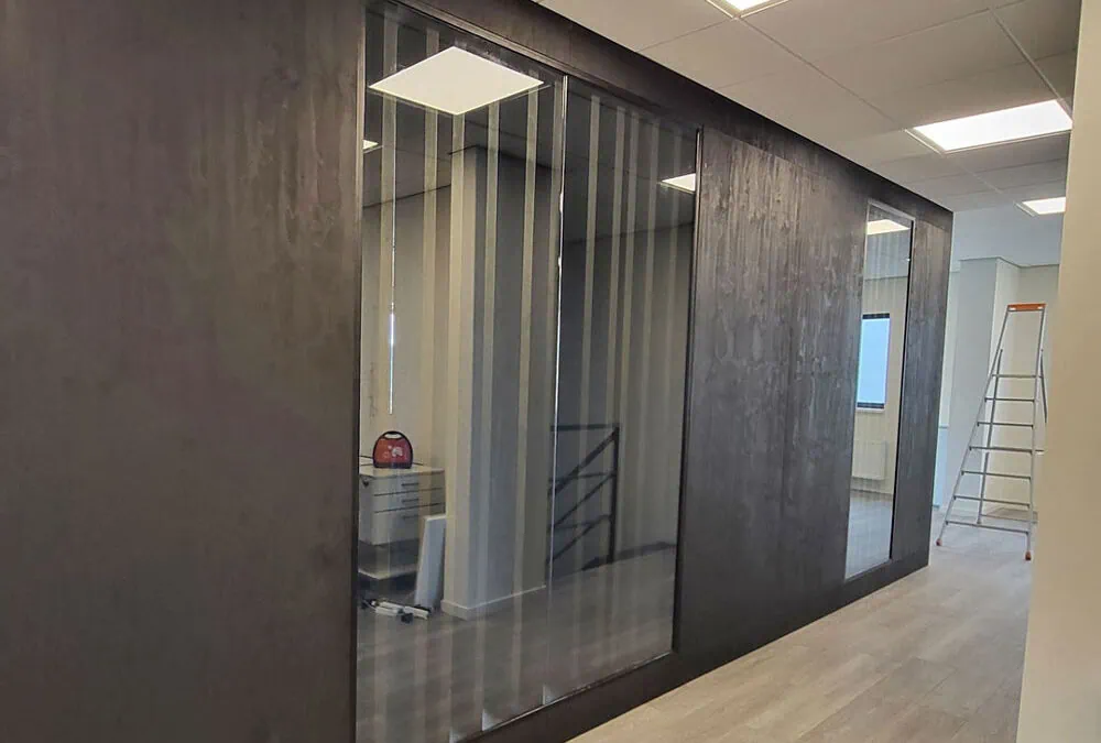 Combinatie glas en hout voor kantoorwand