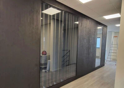 Combinatie glas en hout voor kantoorwand