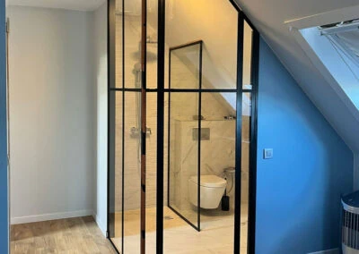 Glazen scheiding tussen badkamer en slaapkamer