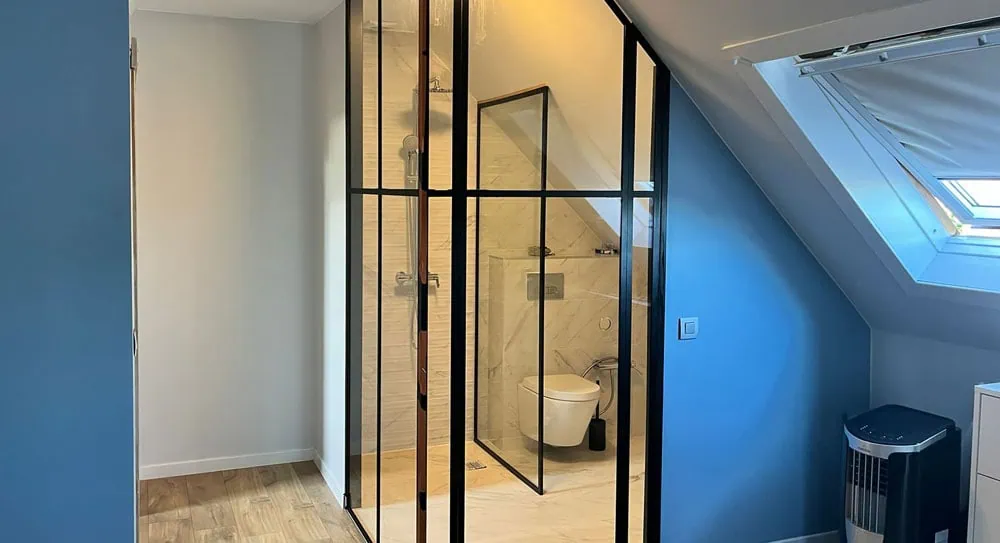 glazen afscheiding tussen badkamer en slaapkamer