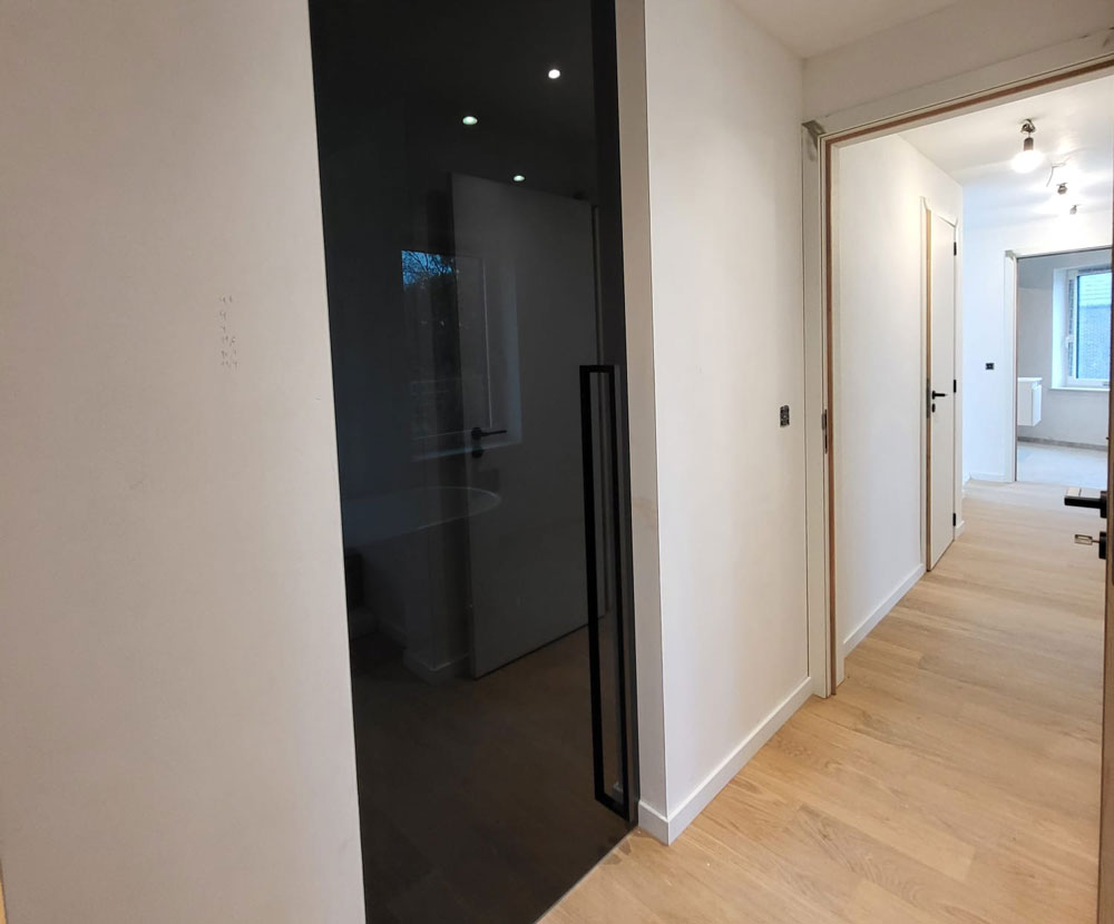 dark grey glazen deur voor meer privacy