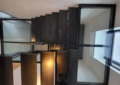 Beloopbaar glas in traphal, in samenwerking met metaalconstructeur in Zemst