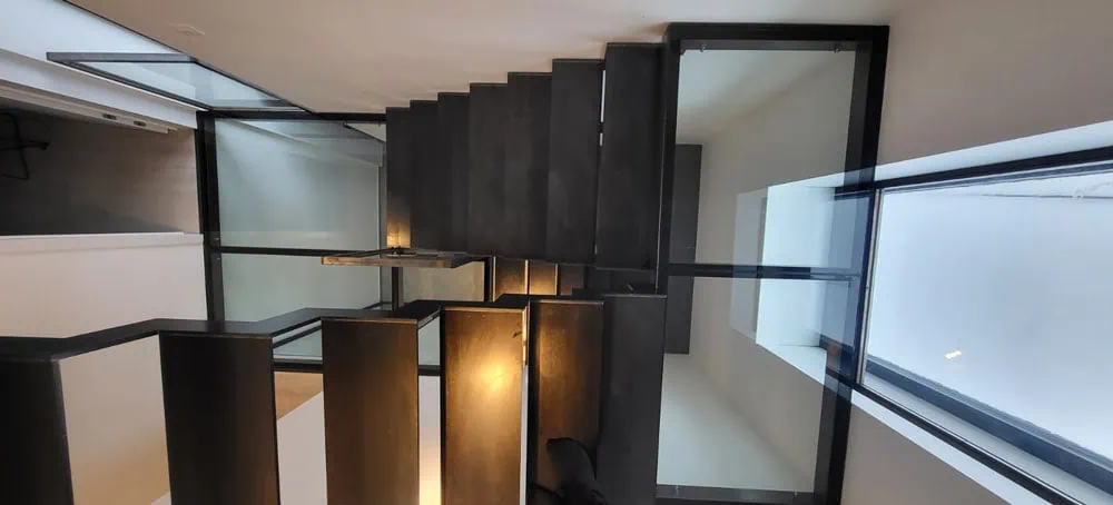 Beloopbaar glas in traphal, in samenwerking met metaalconstructeur in Zemst