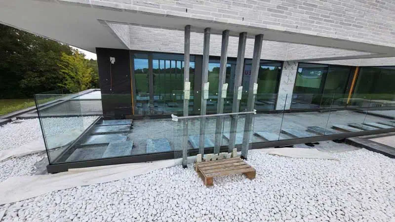 Glas buiten, geplaatst door Glasworx