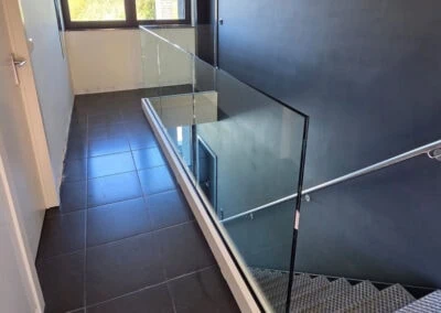 Van metalen leuning naar frameloze glazen balustrade