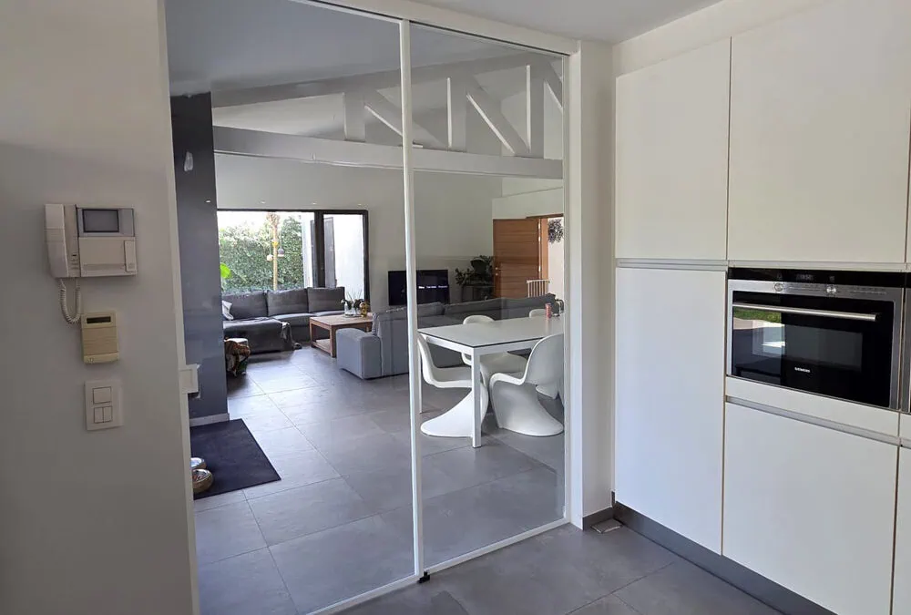 Glazen schuifwand in witte steellook