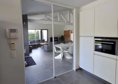 Glazen schuifwand in witte steellook