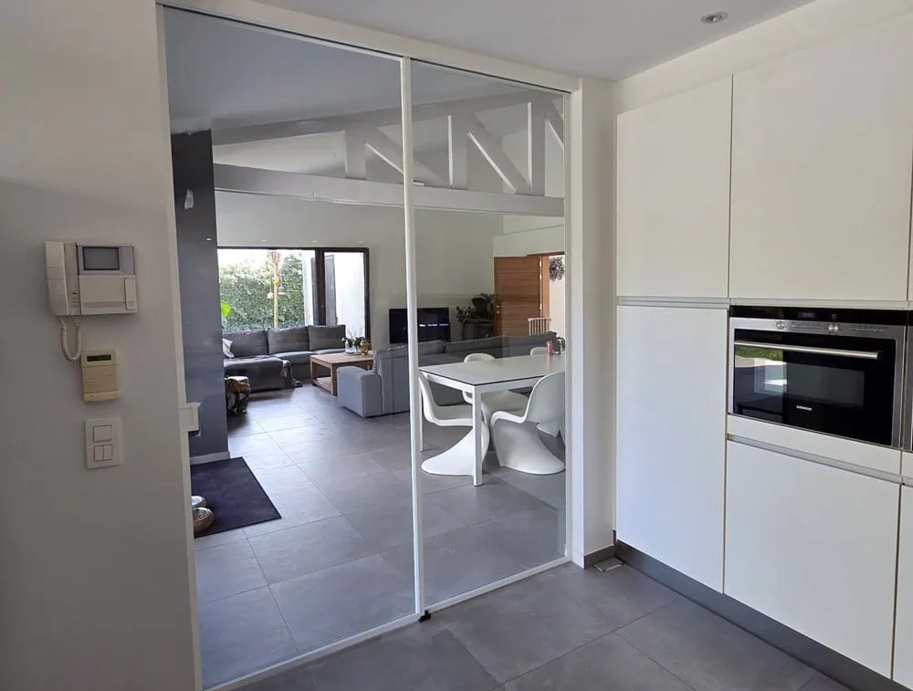 Glazen schuifdeur in witte steellook, geplaatst door Glasworx