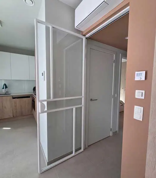 steellook deur geplaatst door Glasworx tussen keuken en woonkamer