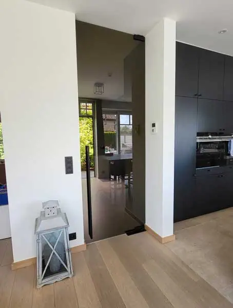 steellook deur geplaatst door Glasworx tussen keuken en woonkamer