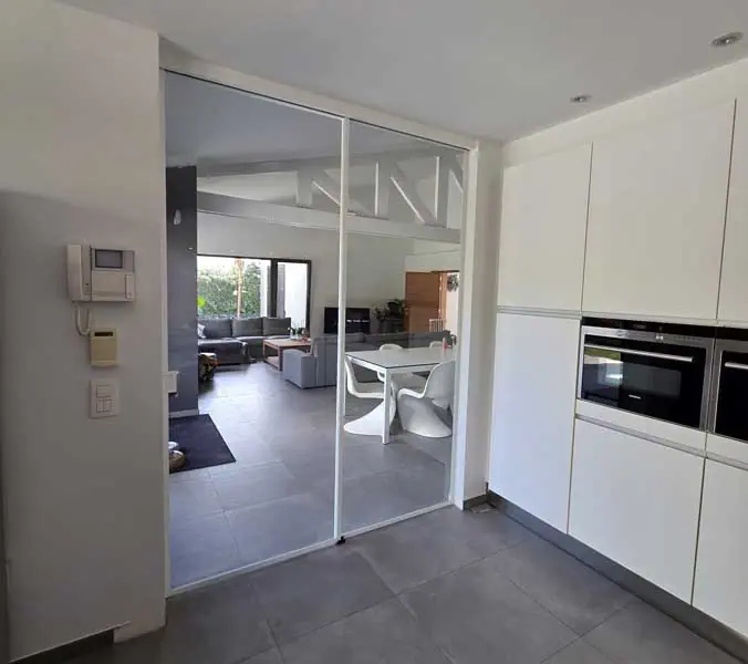 steellook deur geplaatst door Glasworx tussen keuken en woonkamer