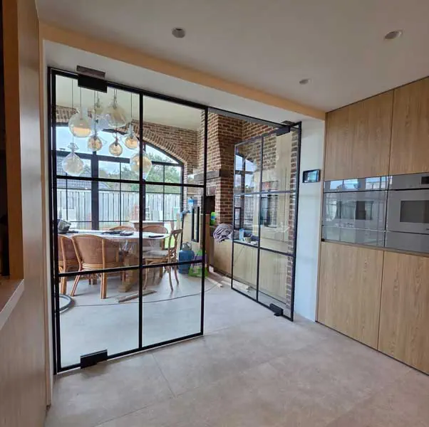 steellook deur geplaatst door Glasworx tussen keuken en woonkamer