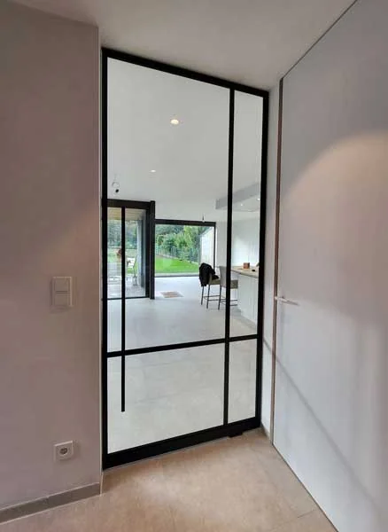 steellook deur geplaatst door Glasworx tussen keuken en woonkamer