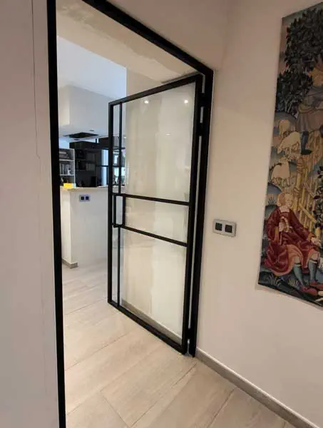 steellook deur geplaatst door Glasworx tussen keuken en woonkamer