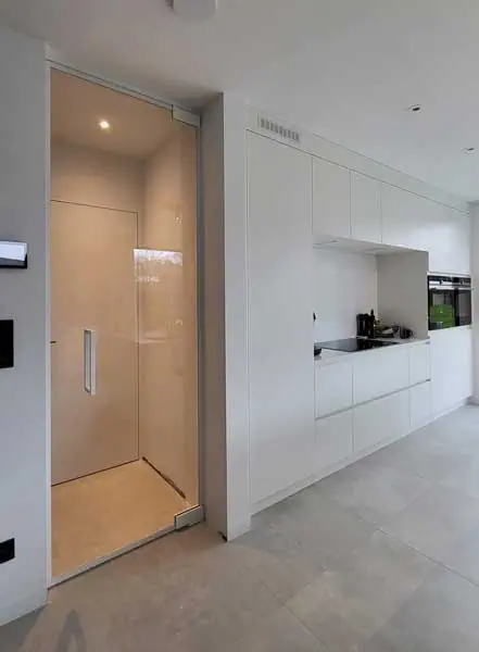 steellook deur geplaatst door Glasworx tussen keuken en woonkamer