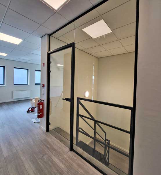 steellook deur geplaatst door Glasworx in de inkomhal