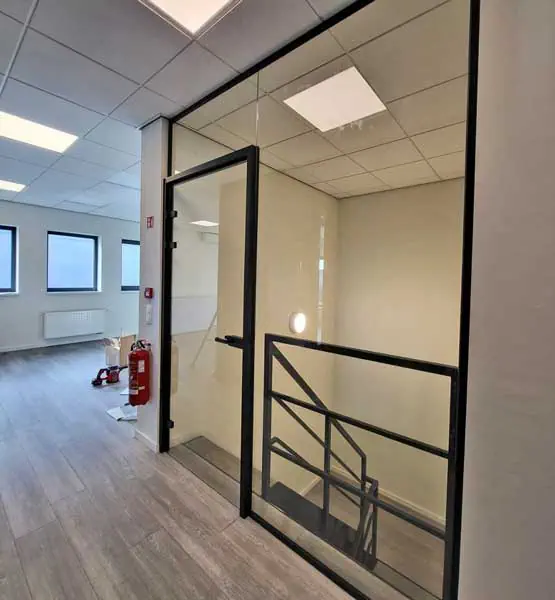 steellook deur geplaatst door Glasworx in de inkomhal