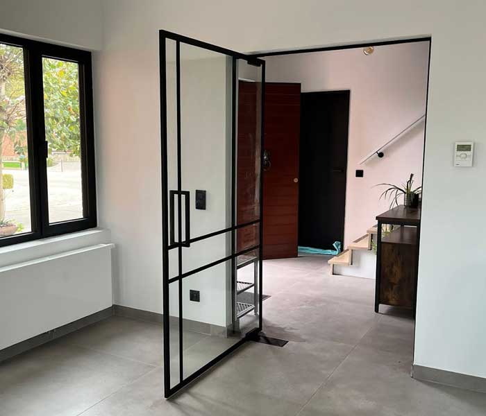 steellook deur geplaatst door Glasworx in de inkomhal