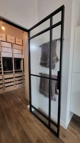 steellook geplaatst door Glasworx in de badkamer