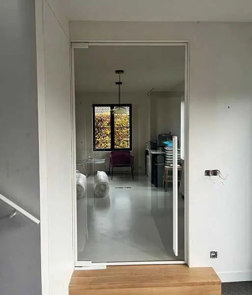 steellook geplaatst door Glasworx in een thuiskantoor