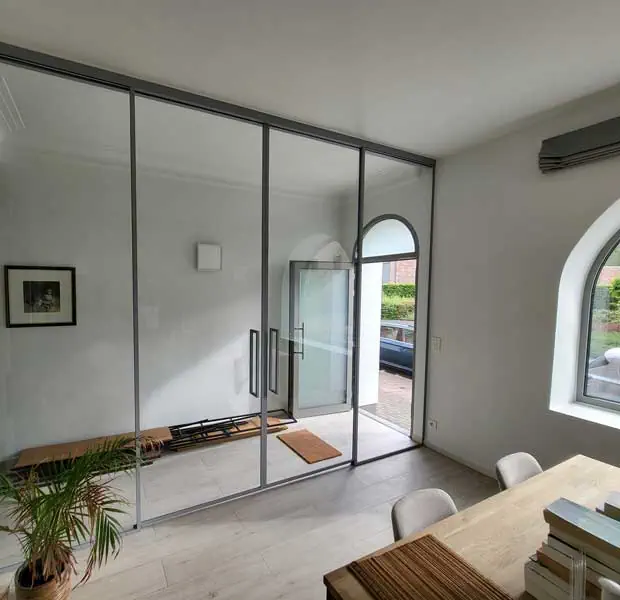 steellook geplaatst door Glasworx in een thuiskantoor