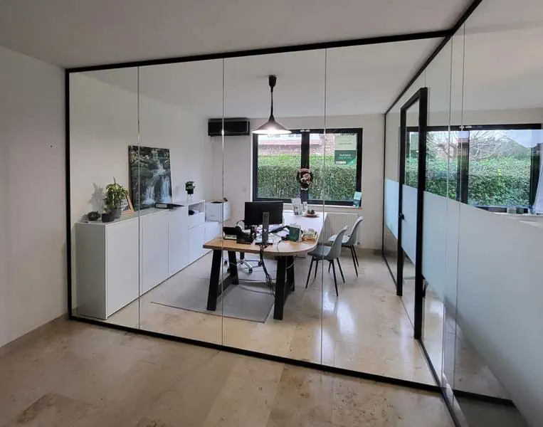 steellook geplaatst door Glasworx in een thuiskantoor