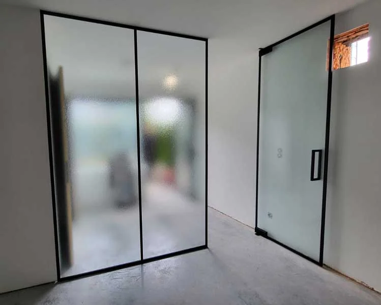 steellook geplaatst door Glasworx in een thuiskantoor