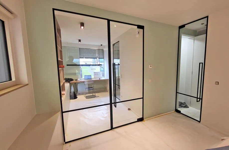 steellook geplaatst door Glasworx in een thuiskantoor