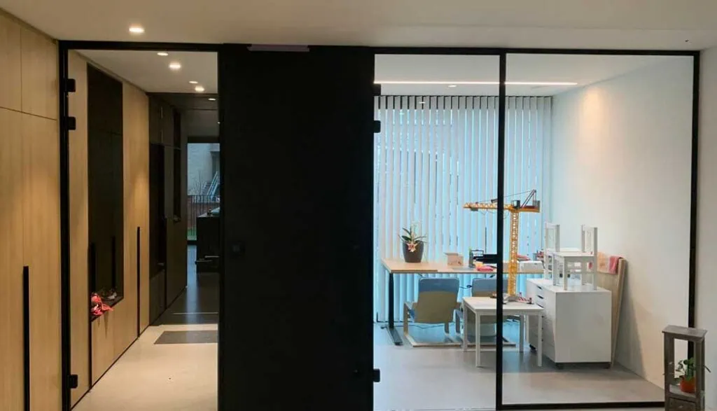 steellook geplaatst door Glasworx in een thuiskantoor