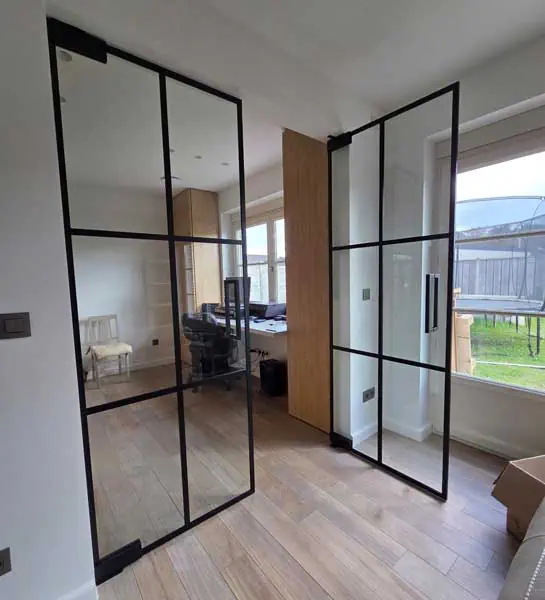 steellook geplaatst door Glasworx in een thuiskantoor