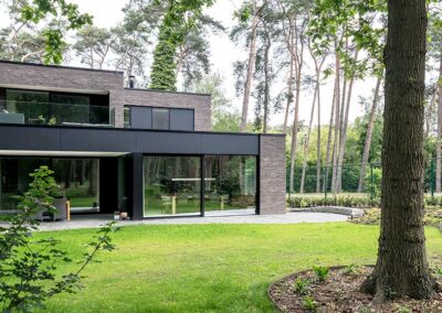 Licht en ruimte in een nieuwbouwwoning tussen de bomen