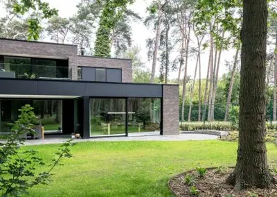 Licht en ruimte in een nieuwbouwwoning tussen de bomen