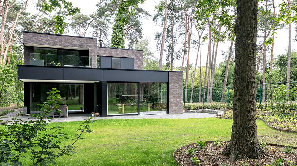 realisatie steel look binnendeur en glazen balustrade Glasworx