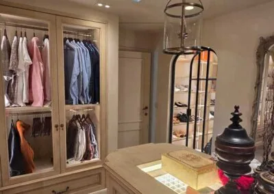 Stalen boogdeuren als rode draad in een privéwoning