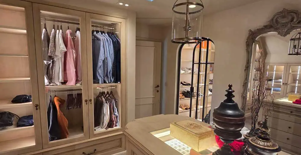 Stalen boogdeuren als rode draad in een privéwoning