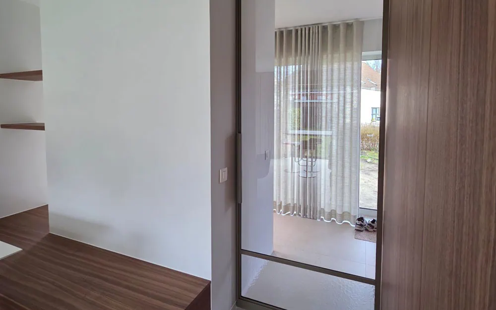 alusta pivot deur met twee glassoorten, geplaatst door glasworx